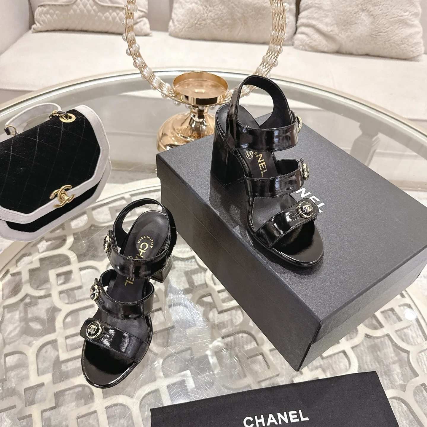 👟👟Ex-factory price 560👟👟 2026SS latest CHANEL Chanel 2026 early spring catwalk new model 🌸️Purchased the original version in Hong Kong and opened the mold exclusively. Top quality % genuine last developed with smooth lines and smooth entry and exit from the counter! Official website 1:1 production. Fabric: Mixed sheepskin imported from Italy & private molded double C buckle and letters are delicate, smooth, shiny and feel great! 💅The fabric and the feet are made of the same material, which is great on the feet! ! ! Color: black/apricot Code number: 34-40 (custom-made sizes 41 and 42 are non-refundable)